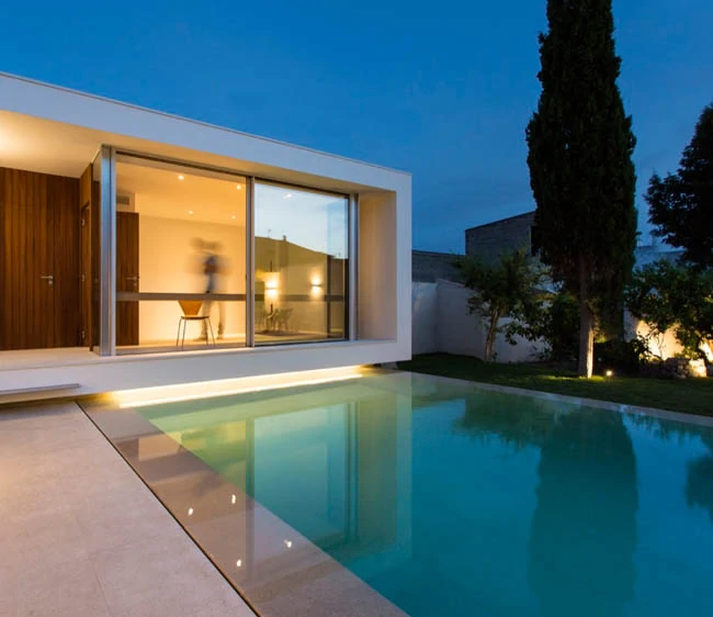 Contemporary architectural swimming pool in Dubai