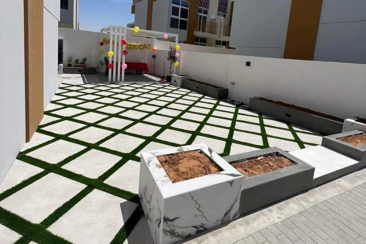 Landscaping-design-with-grass-tiles-planterbox