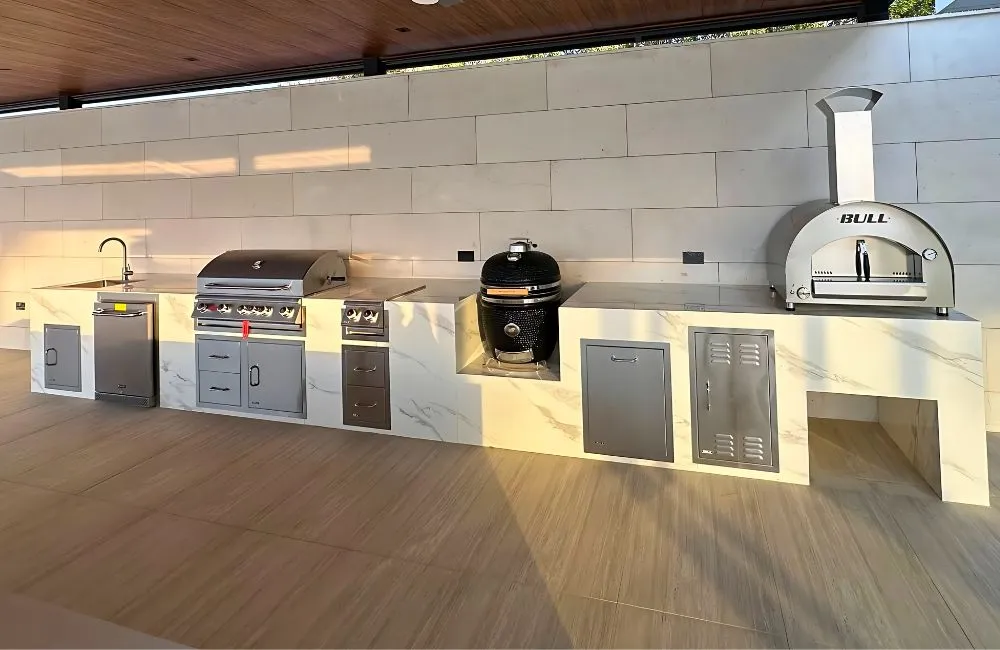Outdoor-Kitchen-and-Kamado-at-Abudhabi