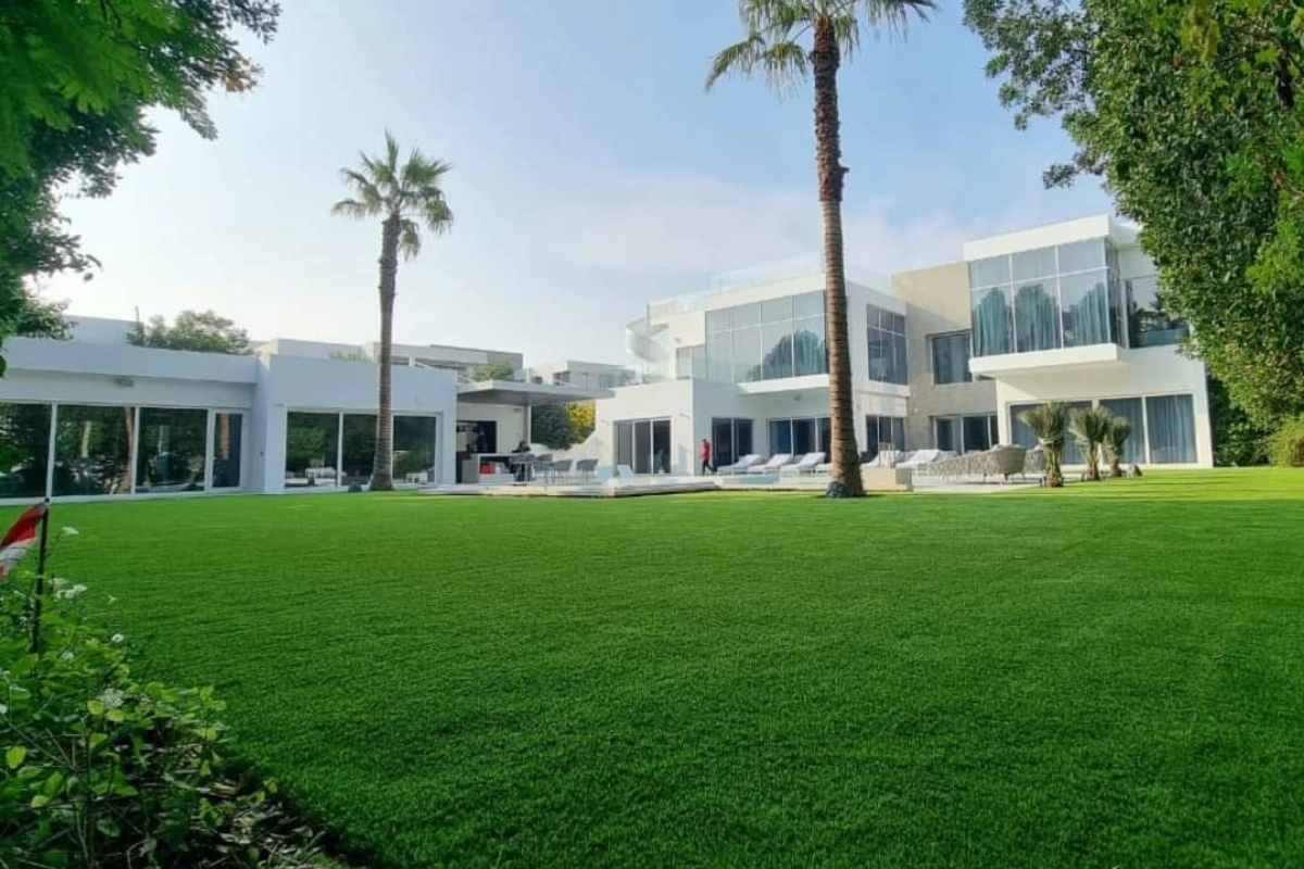 installation-outdoor-fake-grass-in-dubai