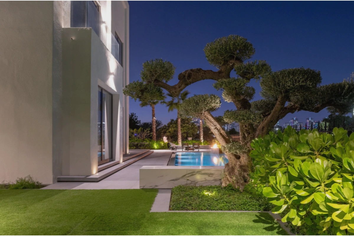 villa-swimming-pool-garden-side