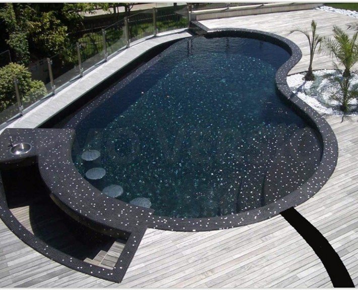 Outdoor Jacuzzi design in a Dubai garden